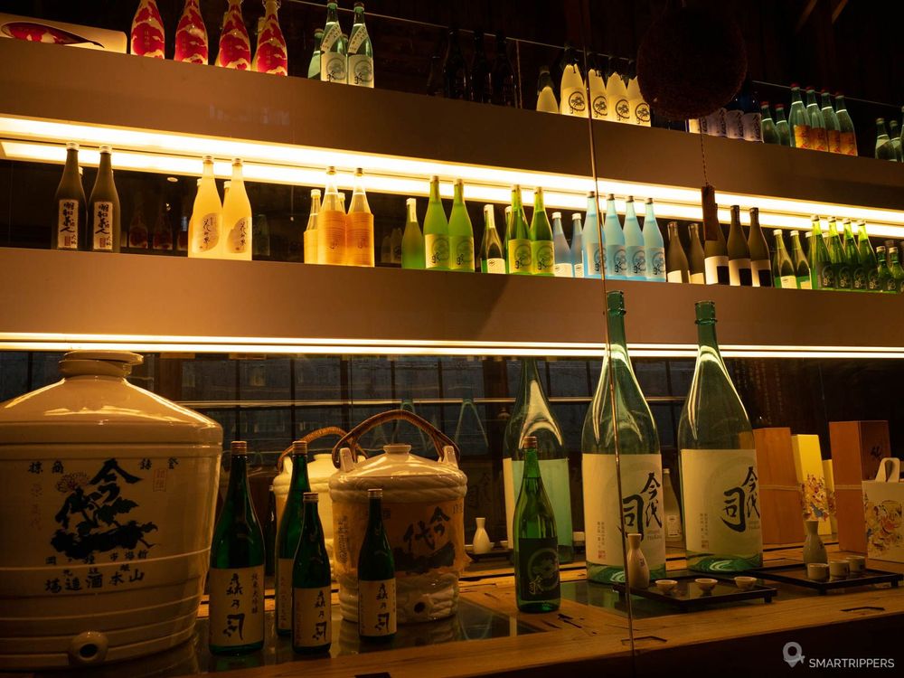 Bouteilles de saké colorées à Imayo Tsukasa.