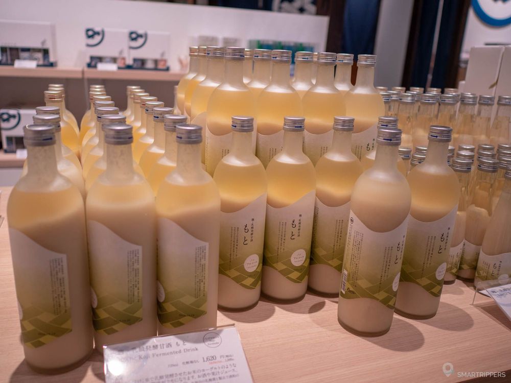 Bouteilles de Saké par dizaines dans la boutique.