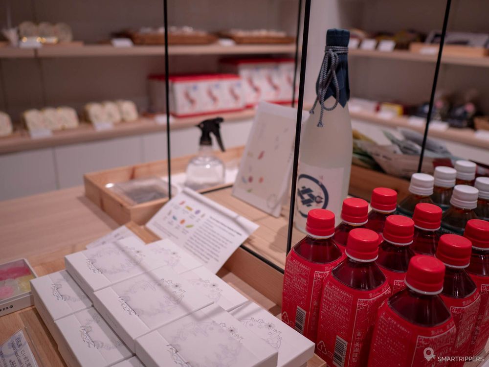 A l'intérieur de la boutique.
