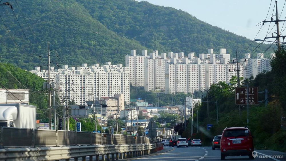 Les immeubles sont construits au pied des montagnes.