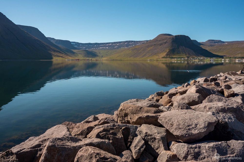 Le bout du fjord près d'Isafjörður par une belle matinée sans vent.