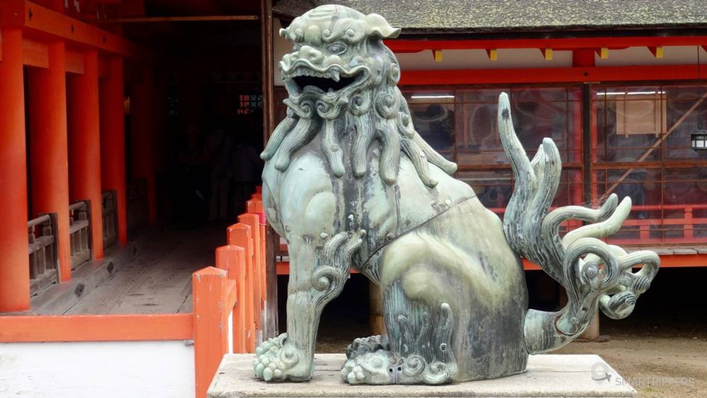 Zoom on a komainu, protective guardian of the evil spell