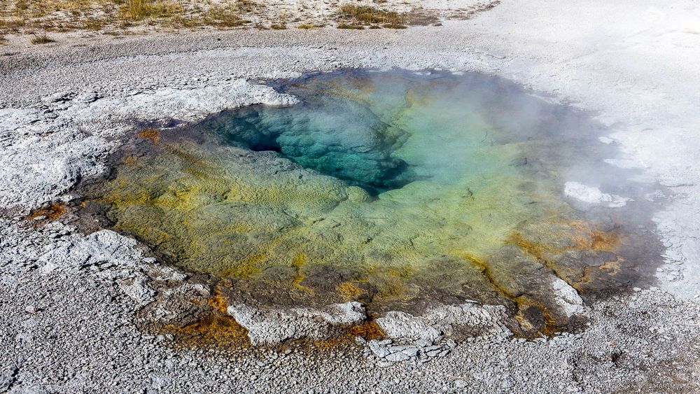 Une source chaude aux belles couleurs croisée à Upper Geyser Basin.