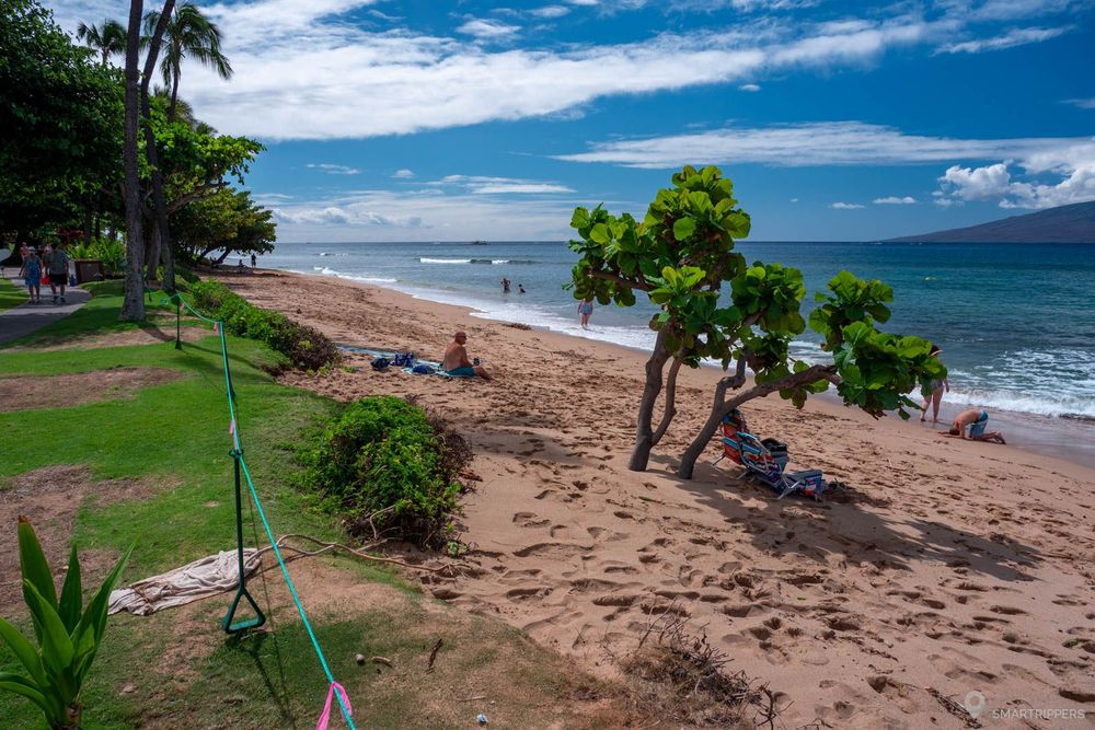 La plage borde le Kāʻanapali Beachwalk.