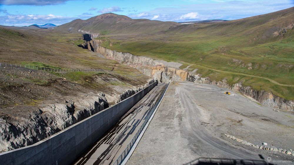 Le dévidoir du barrage se jette directement dans les gorges de Hafrahvammagljúfur.