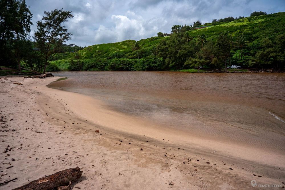 La large rivière au nord de Kahili beach.