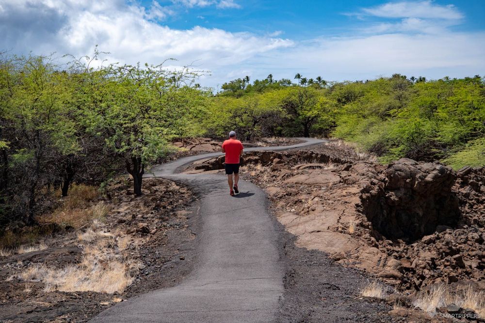 Flo sur le sentier du Kalahuipua'a Historic Park.