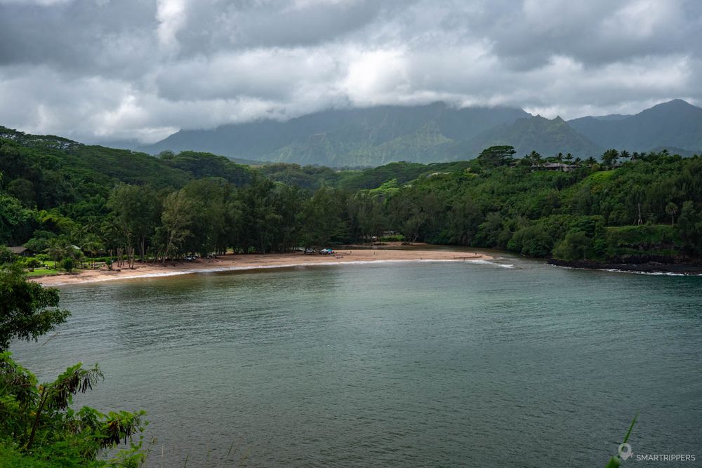 Vue d'ensemble de la plage sur les hauteurs de la route d'accès.