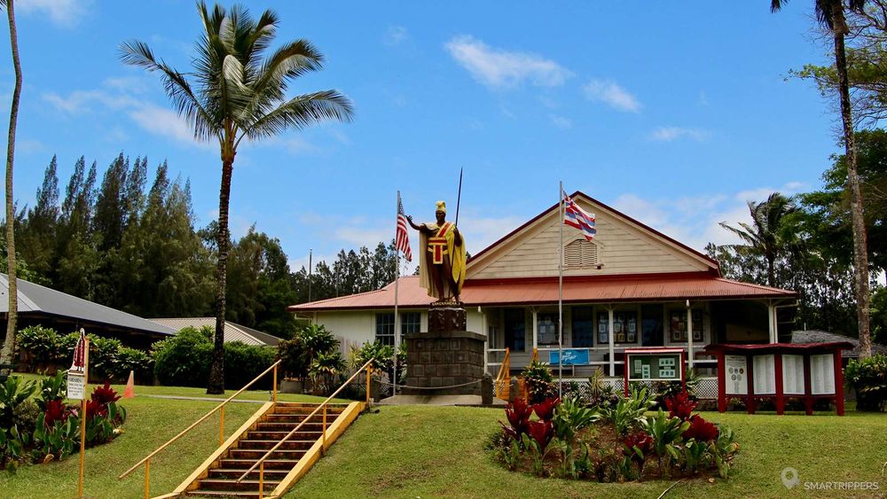 La statue de Kamehameha 1er depuis la route.