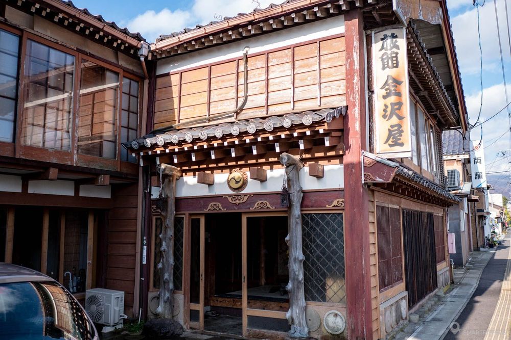 Entrée et façade en bois du Kanazawaya Ryokan.