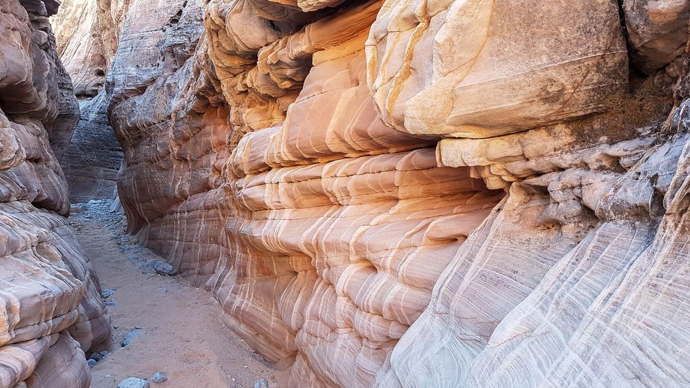 Les magnifiques parois de Kaolin Wash en allant vers White Dome.