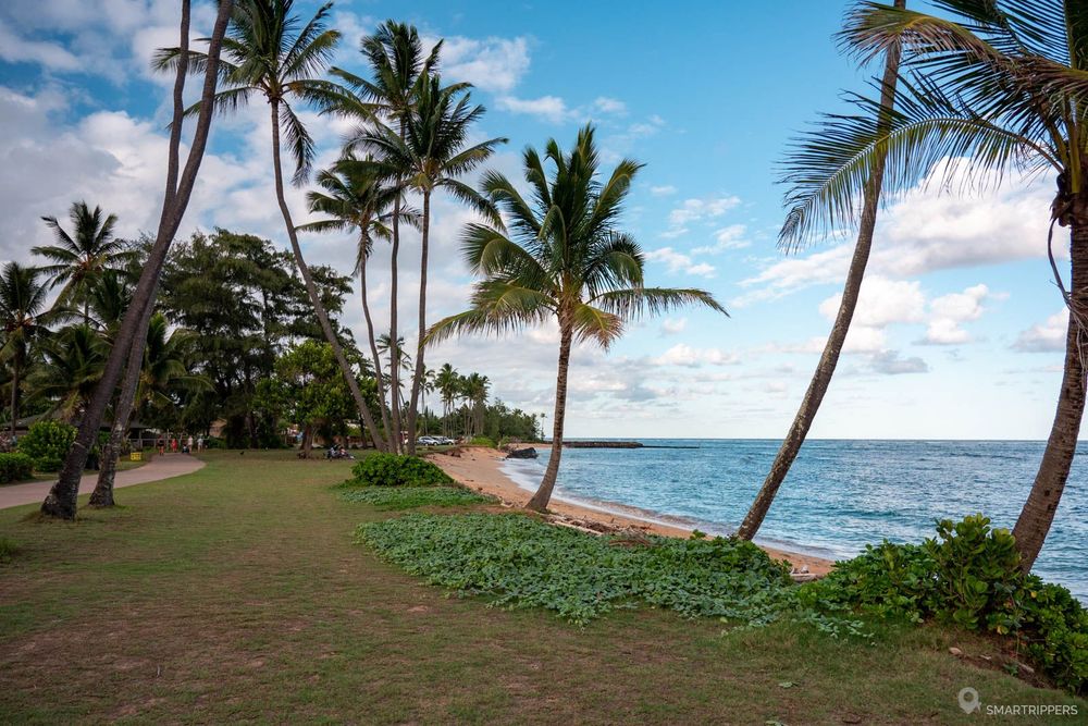 La promenade du Ke Ala Hele Makalae borde Kapa'a beach.