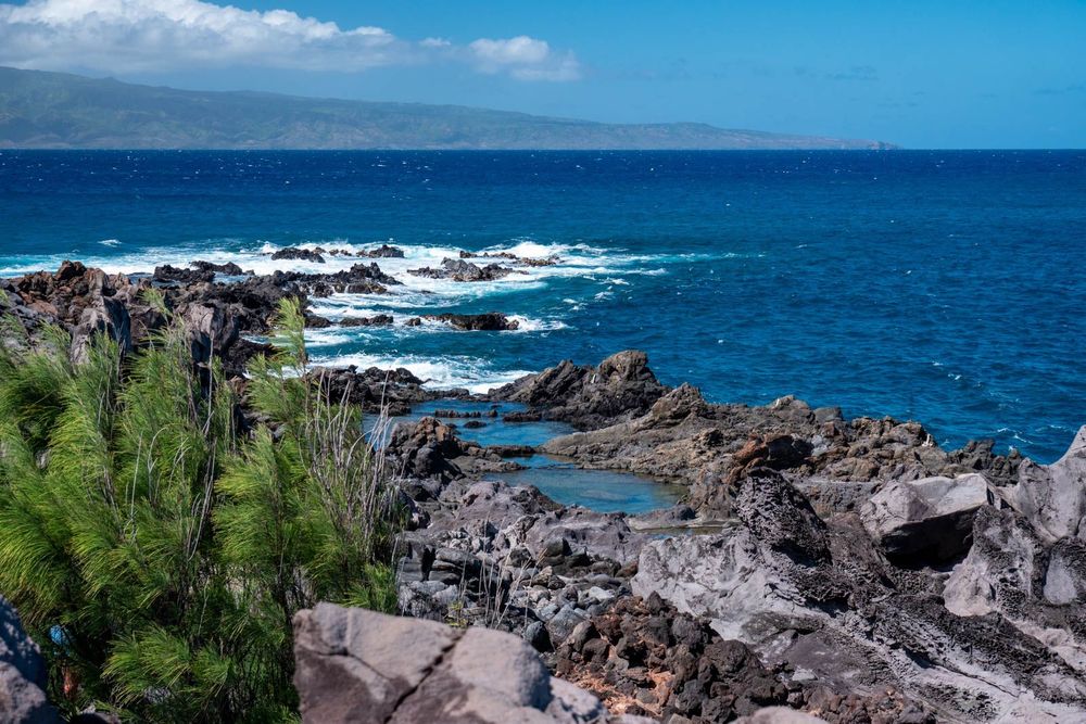 Petites piscines naturelles au bout du cap avec une belle vue sur Molokai.
