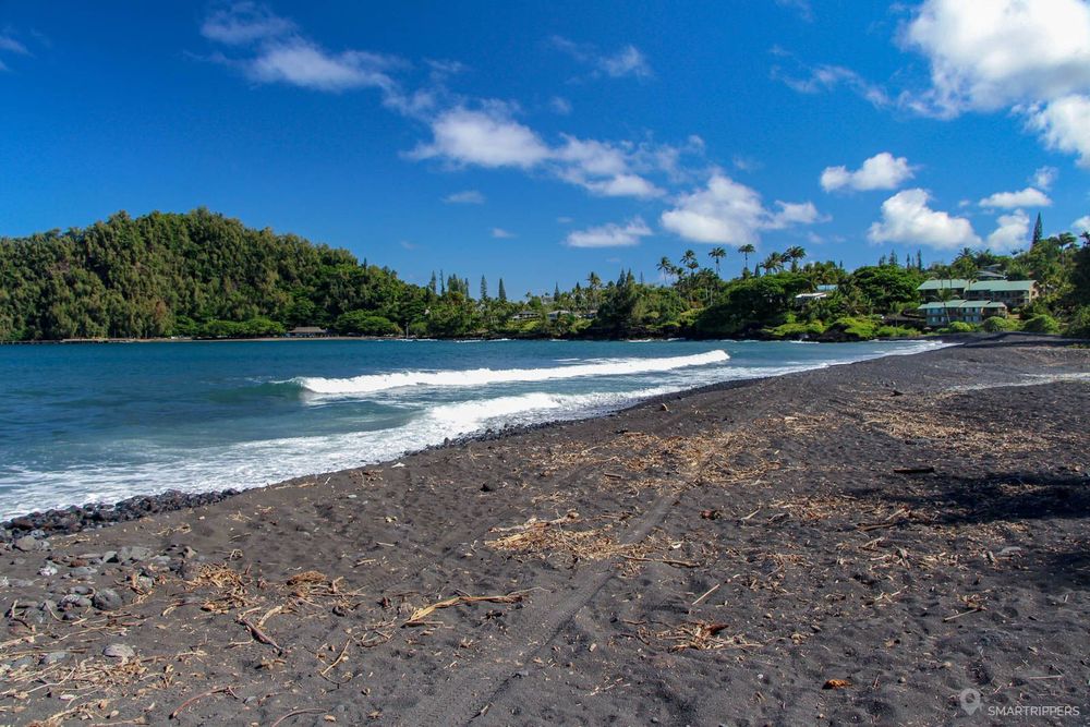 Au bord de Kapueokahi Beach, la baie d'Hana dans le fond.