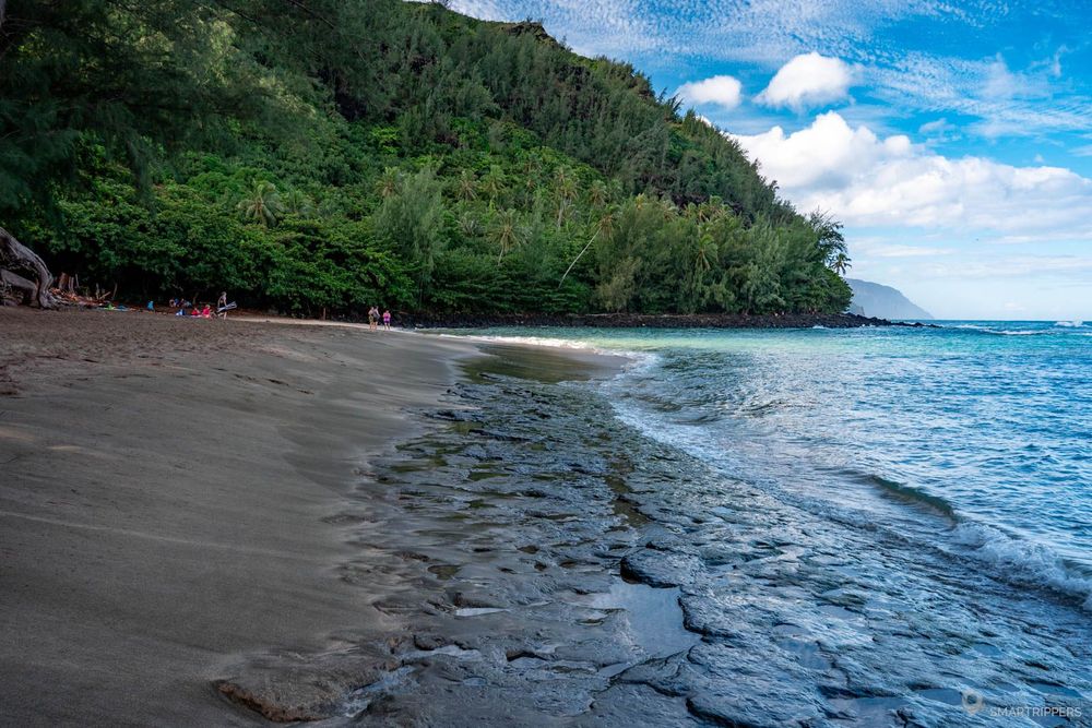Plus à droite, le récif est très proche du sable.