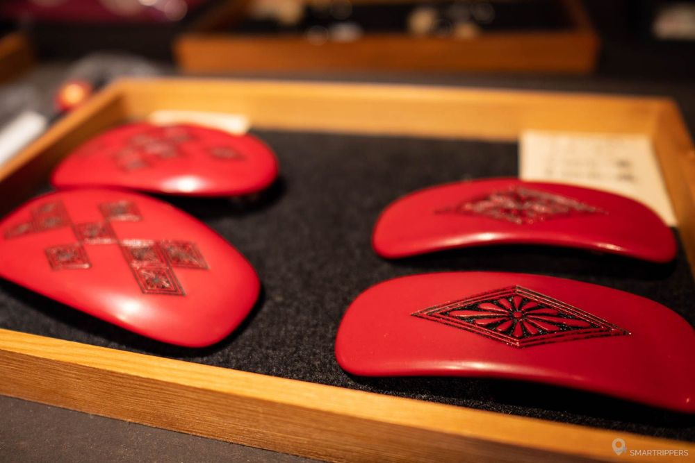 Pièces terminées, laquées de rouge.