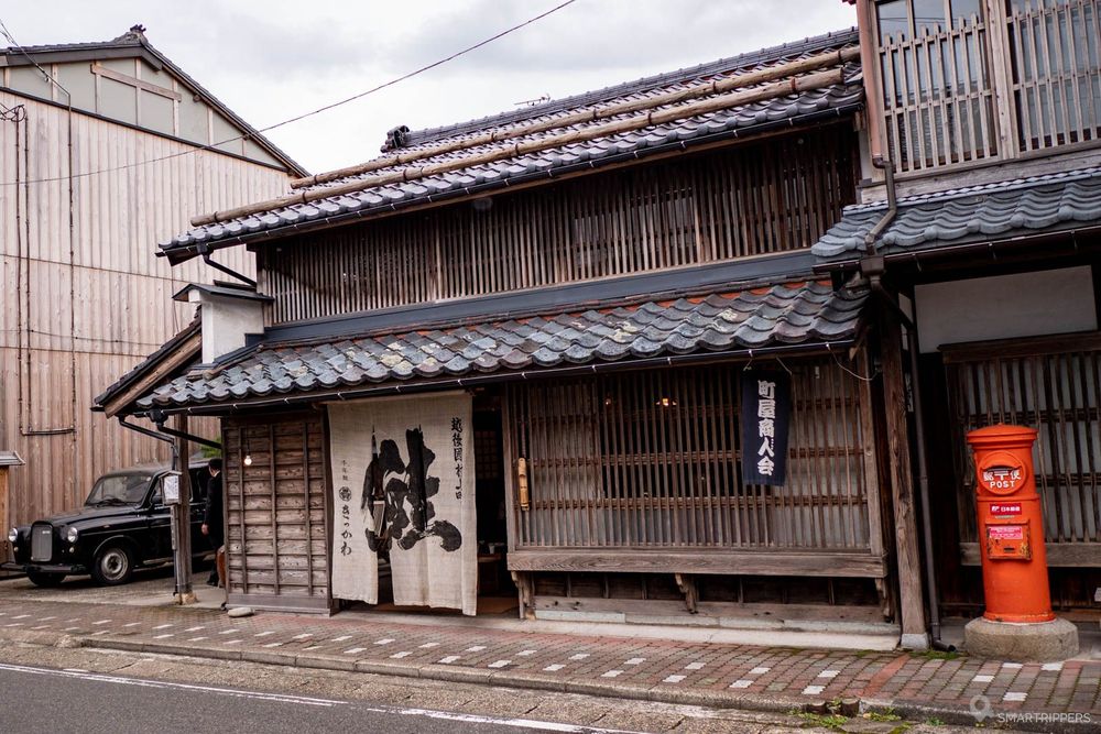 La devanture de la maison en bois d'Kikkawa.