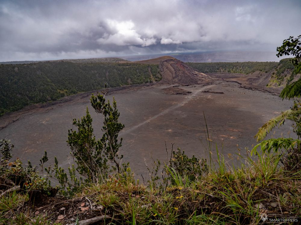 Le Kīlauea Iki et le trail qui chemine en son coeur, depuis le belvédère.
