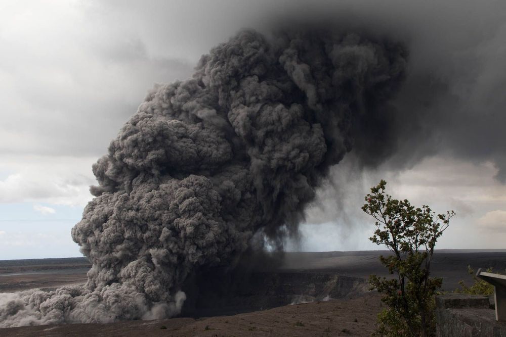 Epais panache de cendres après la première explosion du Kilauea le 18 mai 2018. Photo: U.S. Geological Survey.