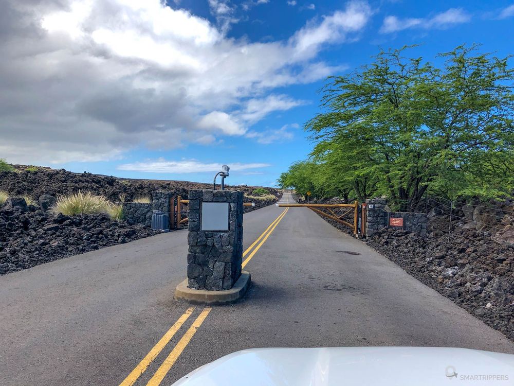 Entrée du lotissement pour accéder à Kikaua Beach.