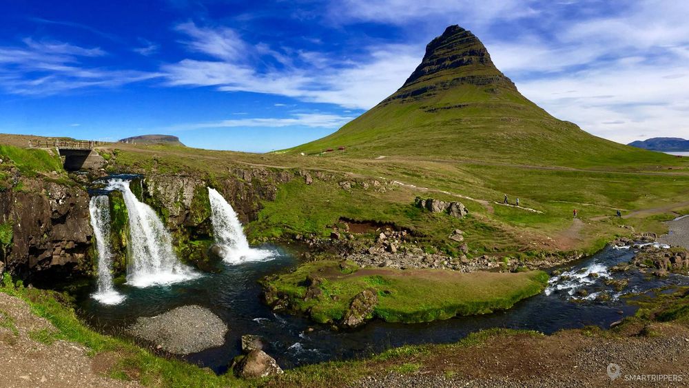 La célèbre vue du mont Kirkjufell avec la cascade Kirkjufellsfoss en premier plan
