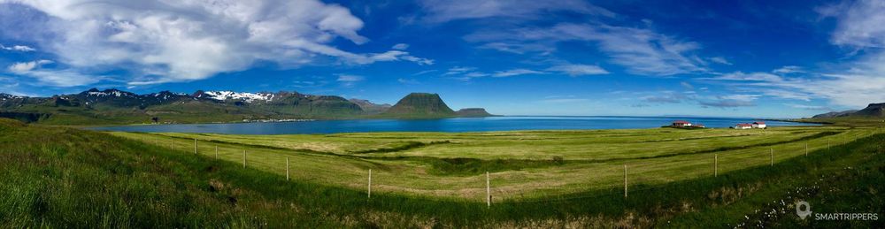 La mont Kirkjufell depuis l'ouest du fjord Grundarfjördur.