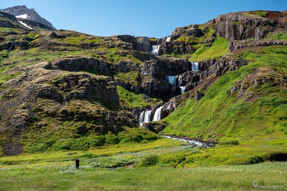 La belle cascade de Klifbrekkufossar.