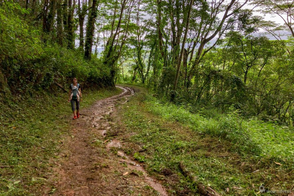 Je monte tranquillement le sentier boueux.