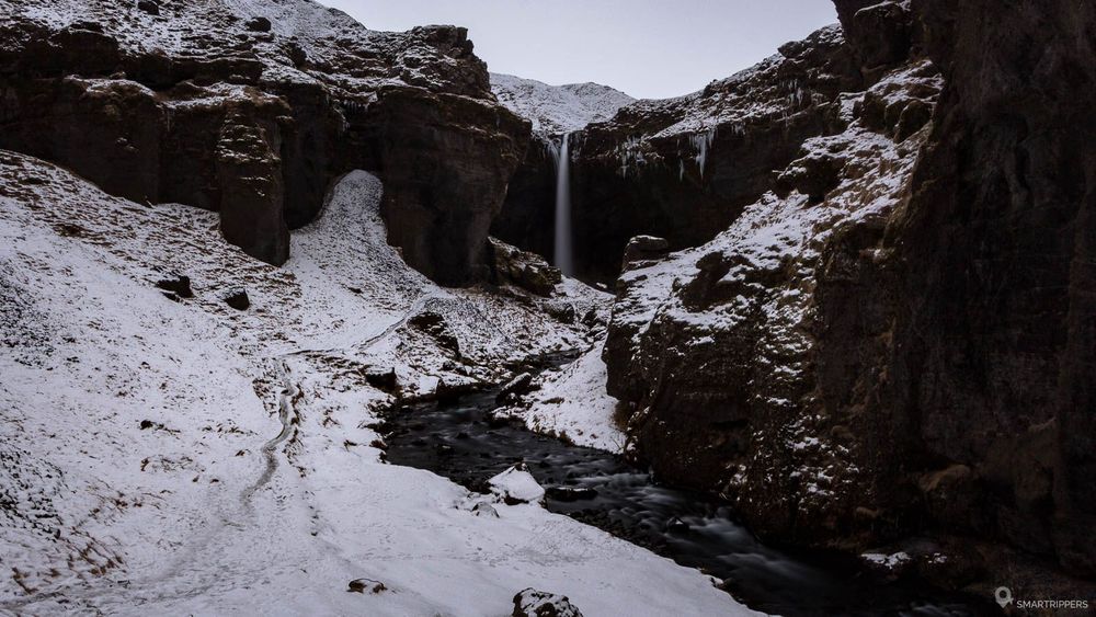 Vue sur Kvernufoss en hiver, depuis le premier promontoire.