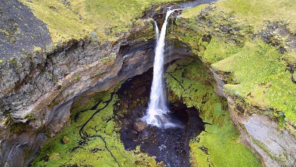 Cascade de Kvernufoss vue du ciel