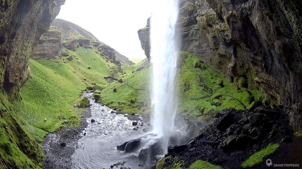Derrière la cascade