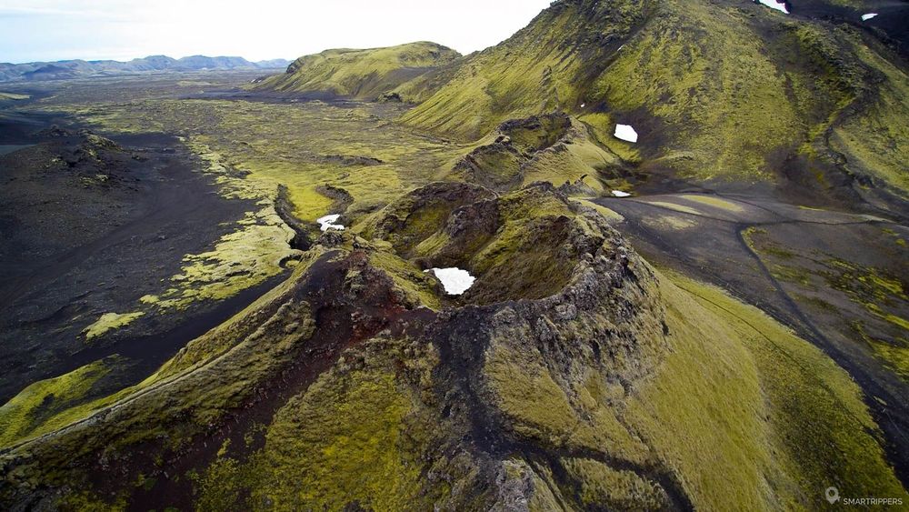 Vue de drone des petits cratères au pied du Laki.