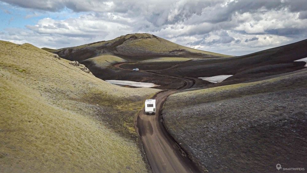 La piste se fraye un chemin entre les cônes de mousse verte.