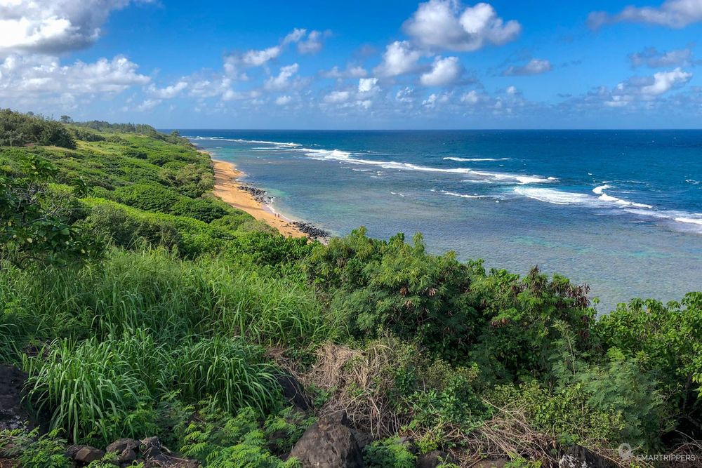Vue du lagon de Larson's beach depuis le haut du sentier d'accès.