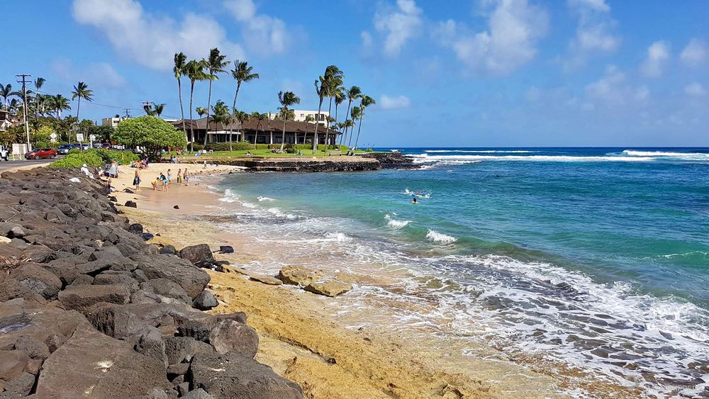 Vue sur la plage de Lawa'i depuis les rochers.