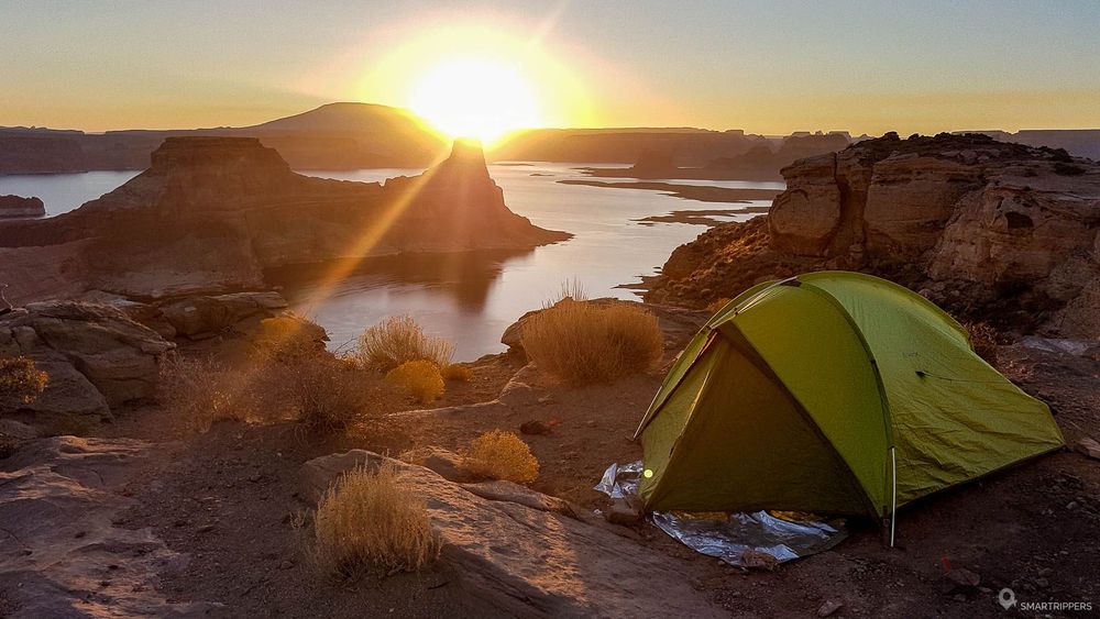 Le soleil se lève sur le lac Powell et notre tente.