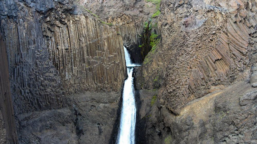 Gros plan sur les orgues basaltiques qui entourent Lítanesfoss.