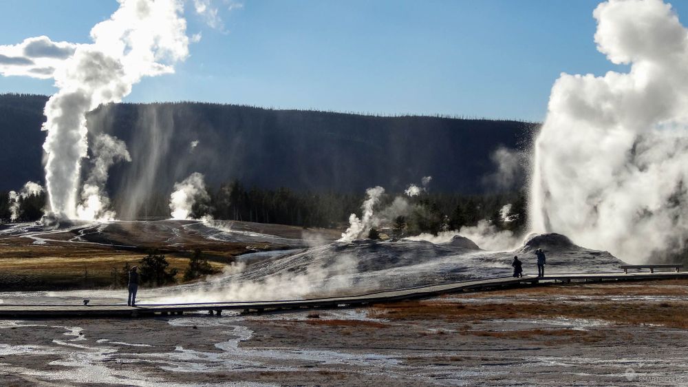 Lion Geyser en éruption sur la droite, Castle geyser est sur sa fin d'éruption dans le fond.