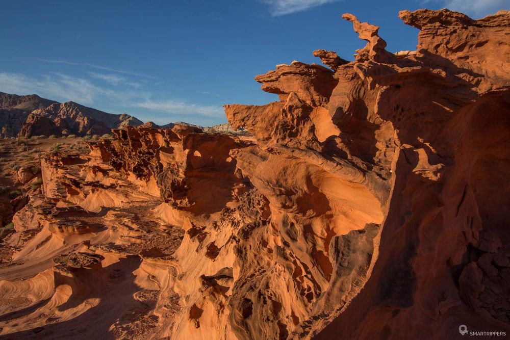 Le bord du plateau est particulièrement fourni de roches ocre escarpées.
