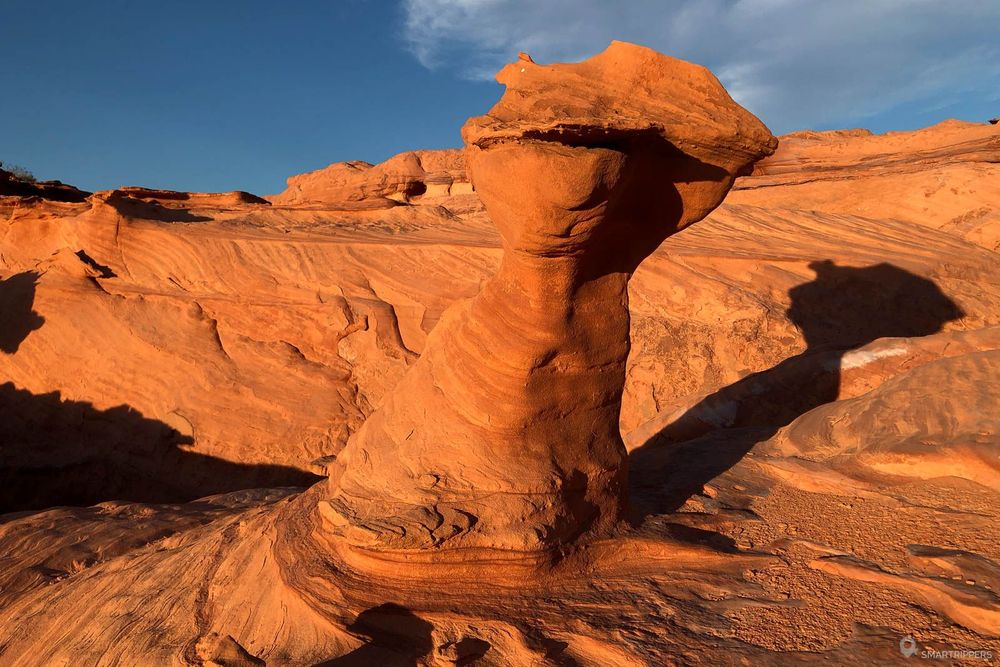 Parmi elles, un étrange pilier semblable à un hoodoo.