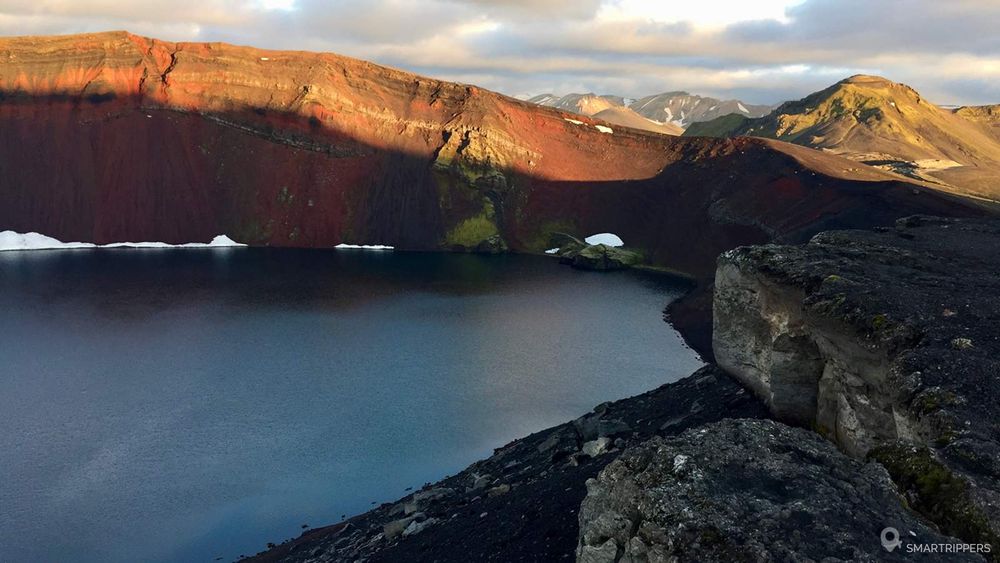Les couleurs rougeoyantes du cratère de Ljótipollur au coucher du soleil