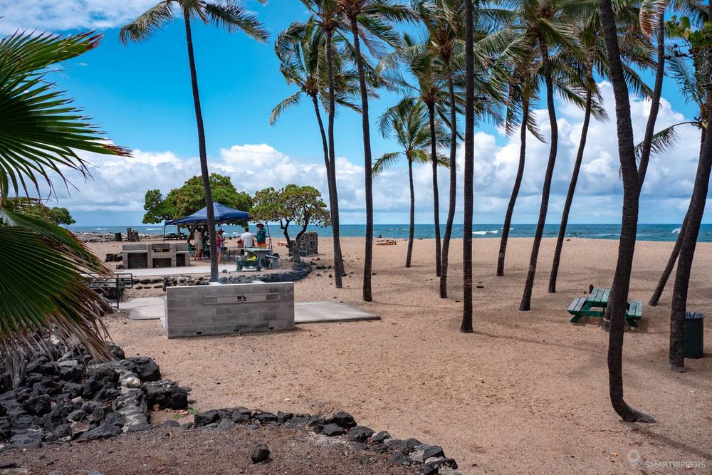 Tables de pique-nique et barbecues à Ka'Elehuluhulu Beach.