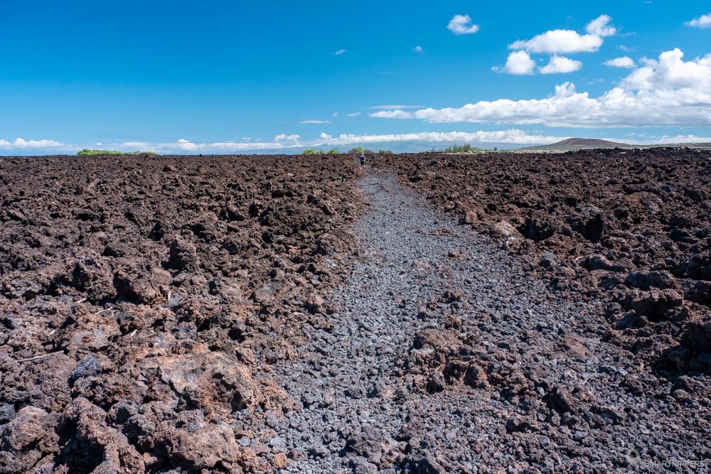 Le sentier éprouvant qui traverse le champ de lave