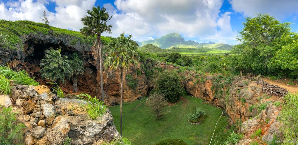 Panorama sur la zone d'effondrement de la caverne depuis les hauteurs.