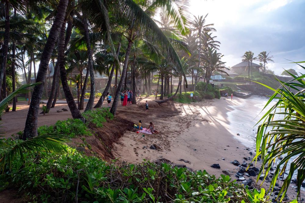 La petite plage qui se cache derrière le restaurant.