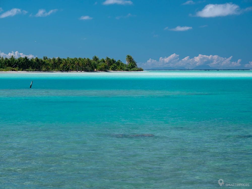 Lagon de Maupiti avec l'un de ses motus.