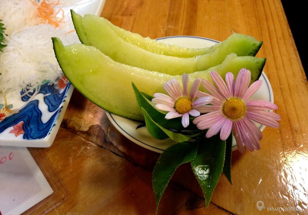 Melon servi en dessert au restaurant.