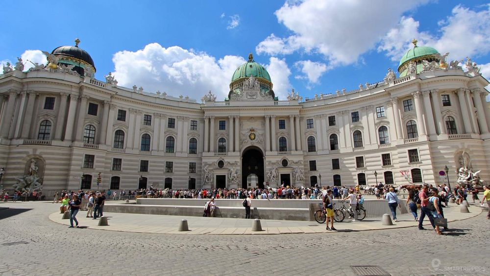 Le palais de la Hofburg depuis la place Michaelerplatz