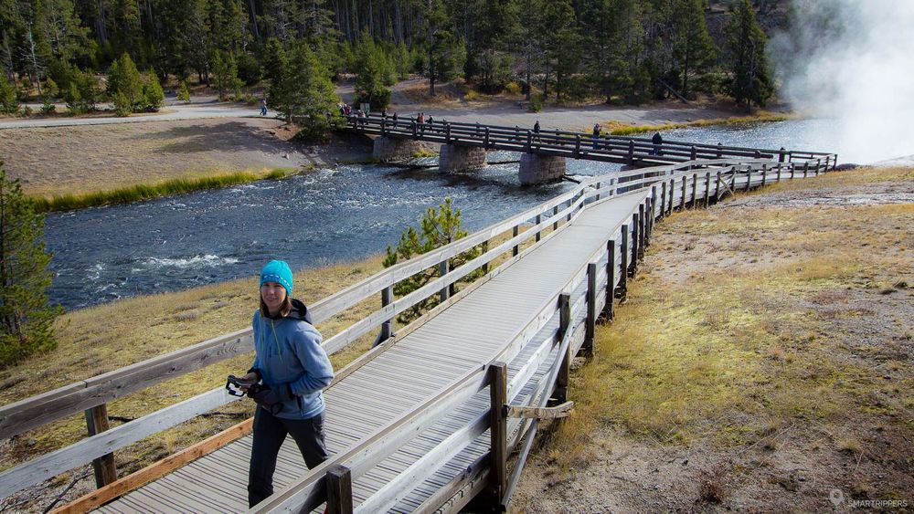 Je me promène sur les pontons de bois près de la Firehole River.
