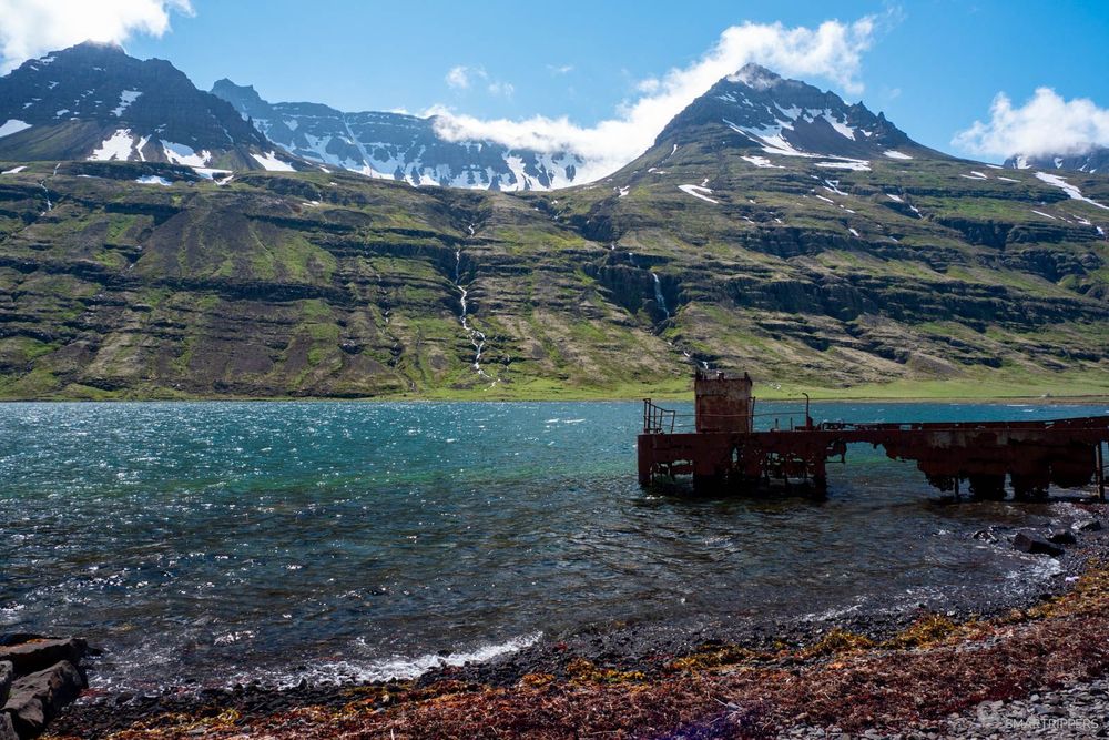 L'épave se décompose au bord du fjord.